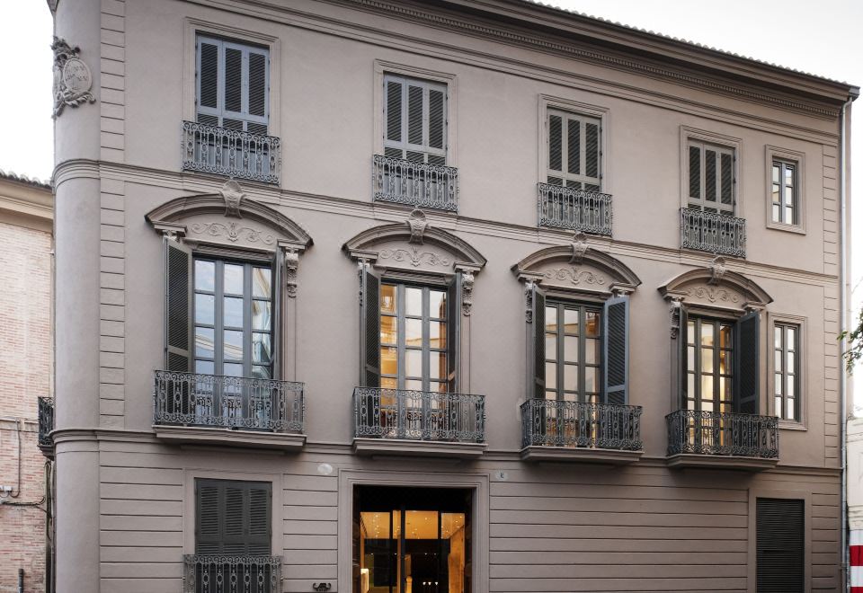 Caro Hotel